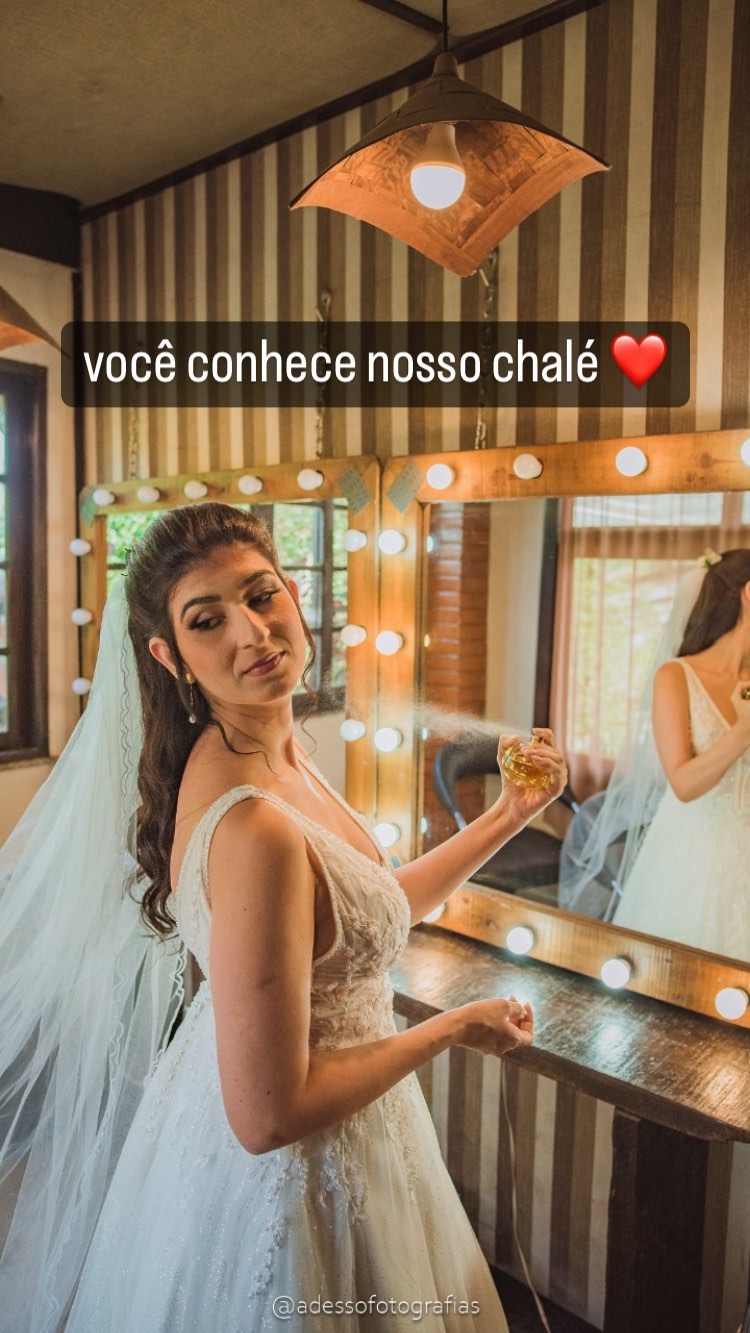 Preparação da noiva em frente ao espelho do chalé